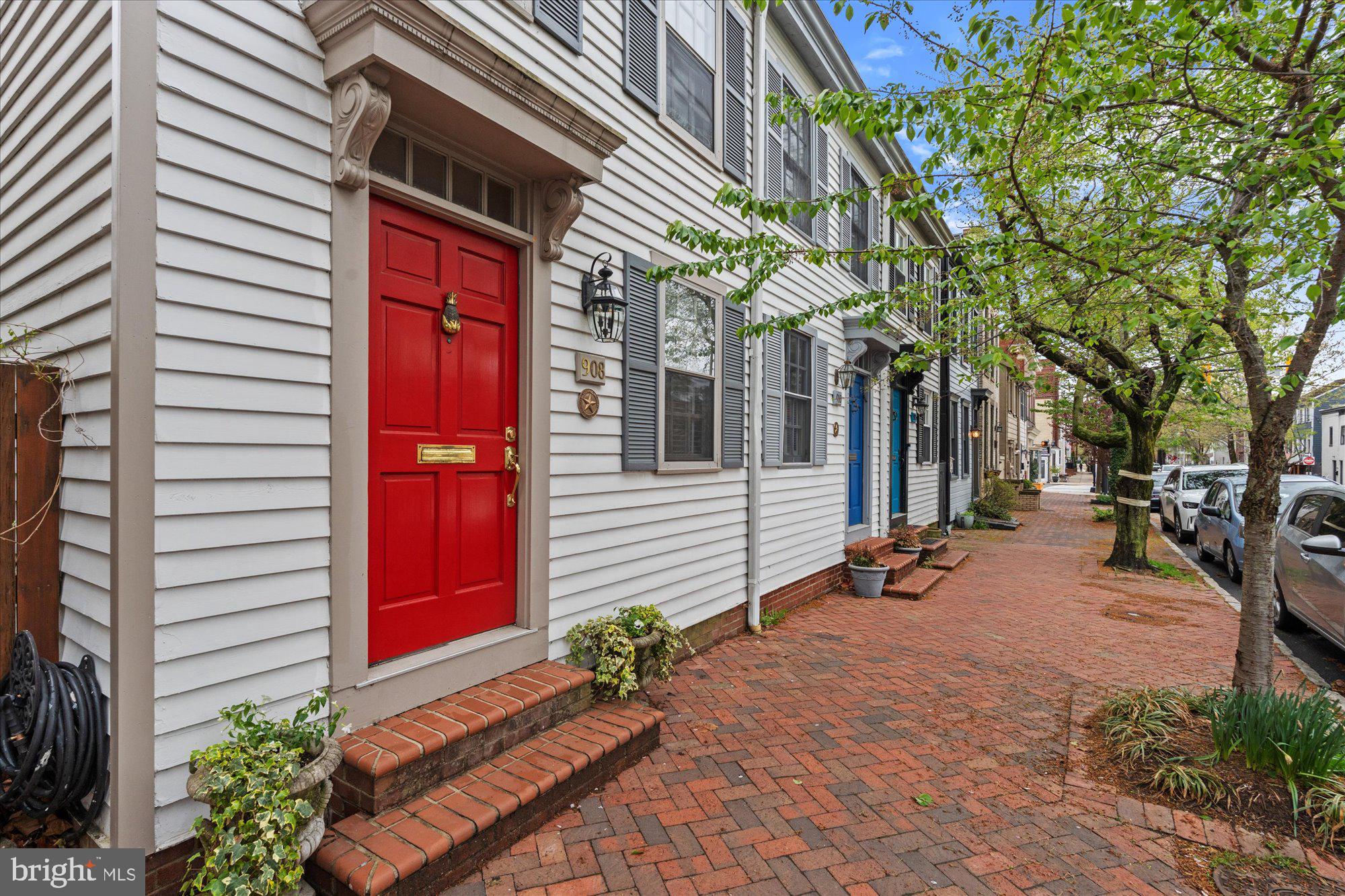 908 QUEEN STREET