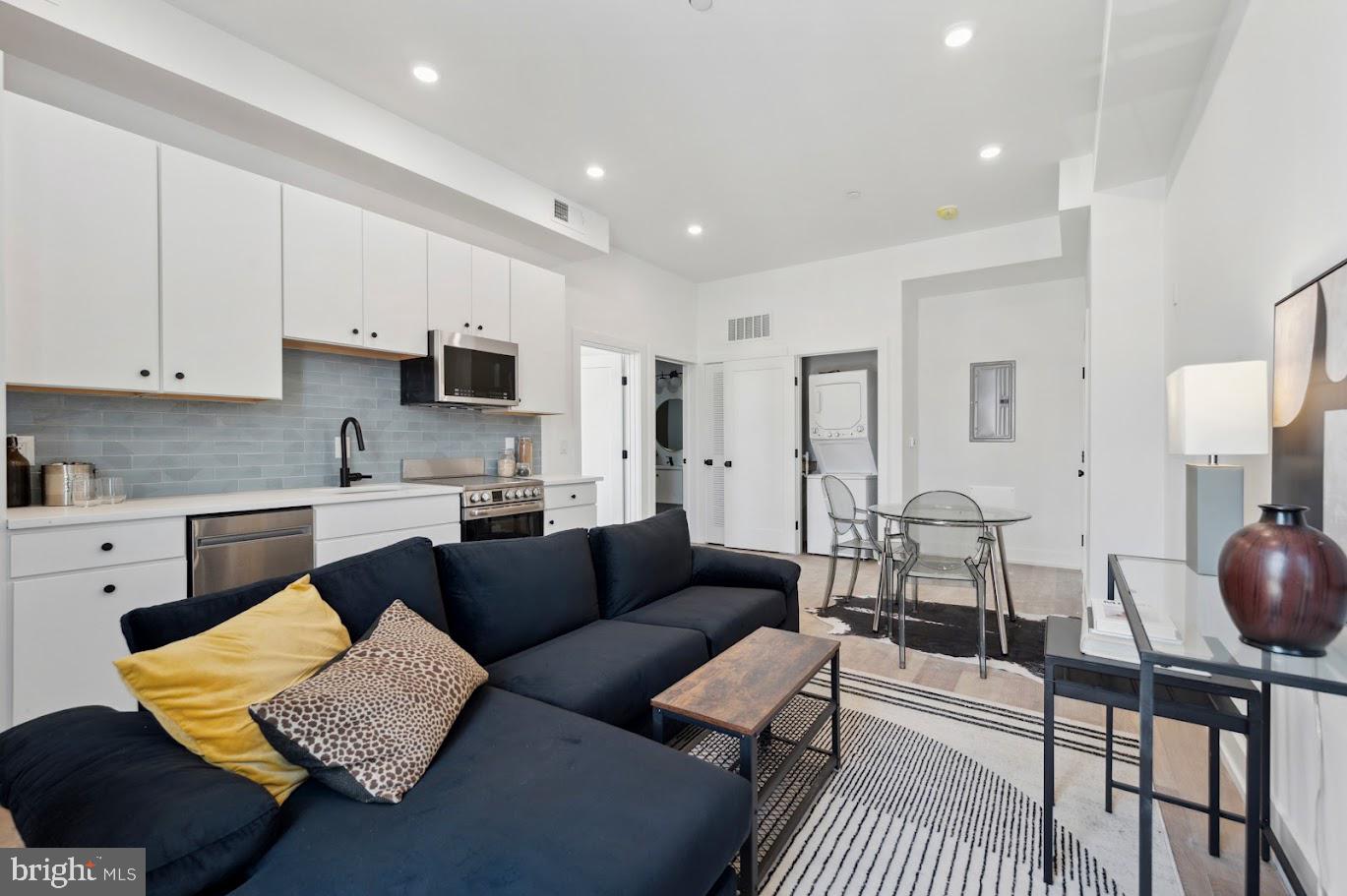 PORT RICHMOND - Residential Lease