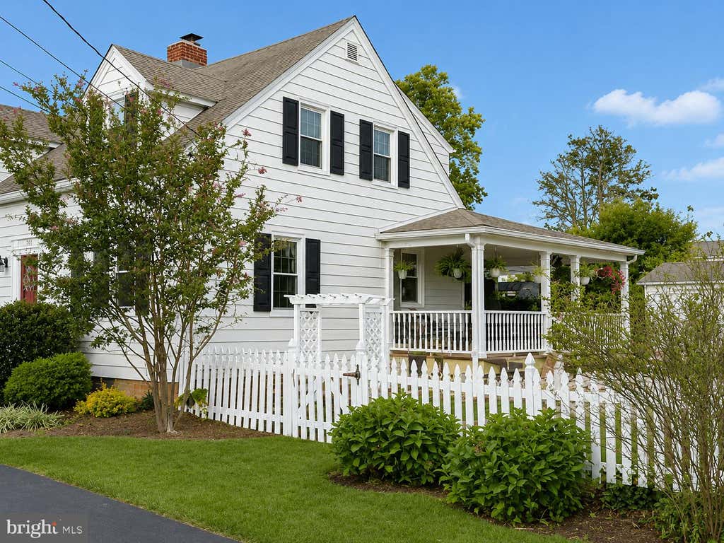Photo of 701 Longview Avenue, WESTMINSTER, MD 21157 (MLS # MDCR2037434)