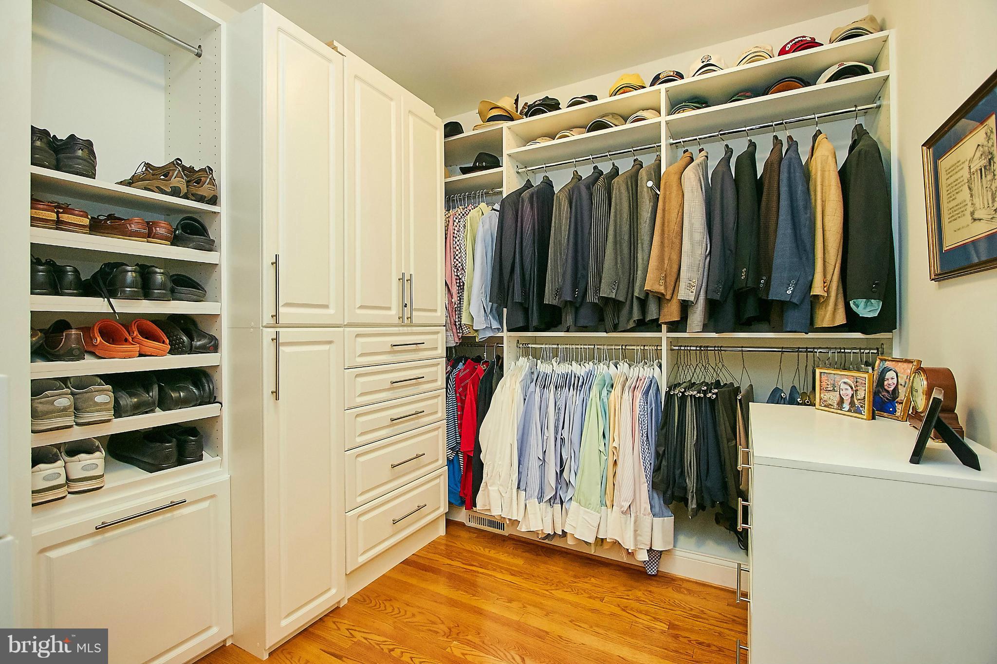 COUNTRY CLUB HILLS - Residential