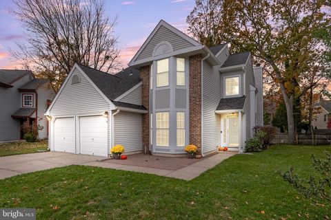 5 HAMPTON COURT MOUNT LAUREL NJ 08054