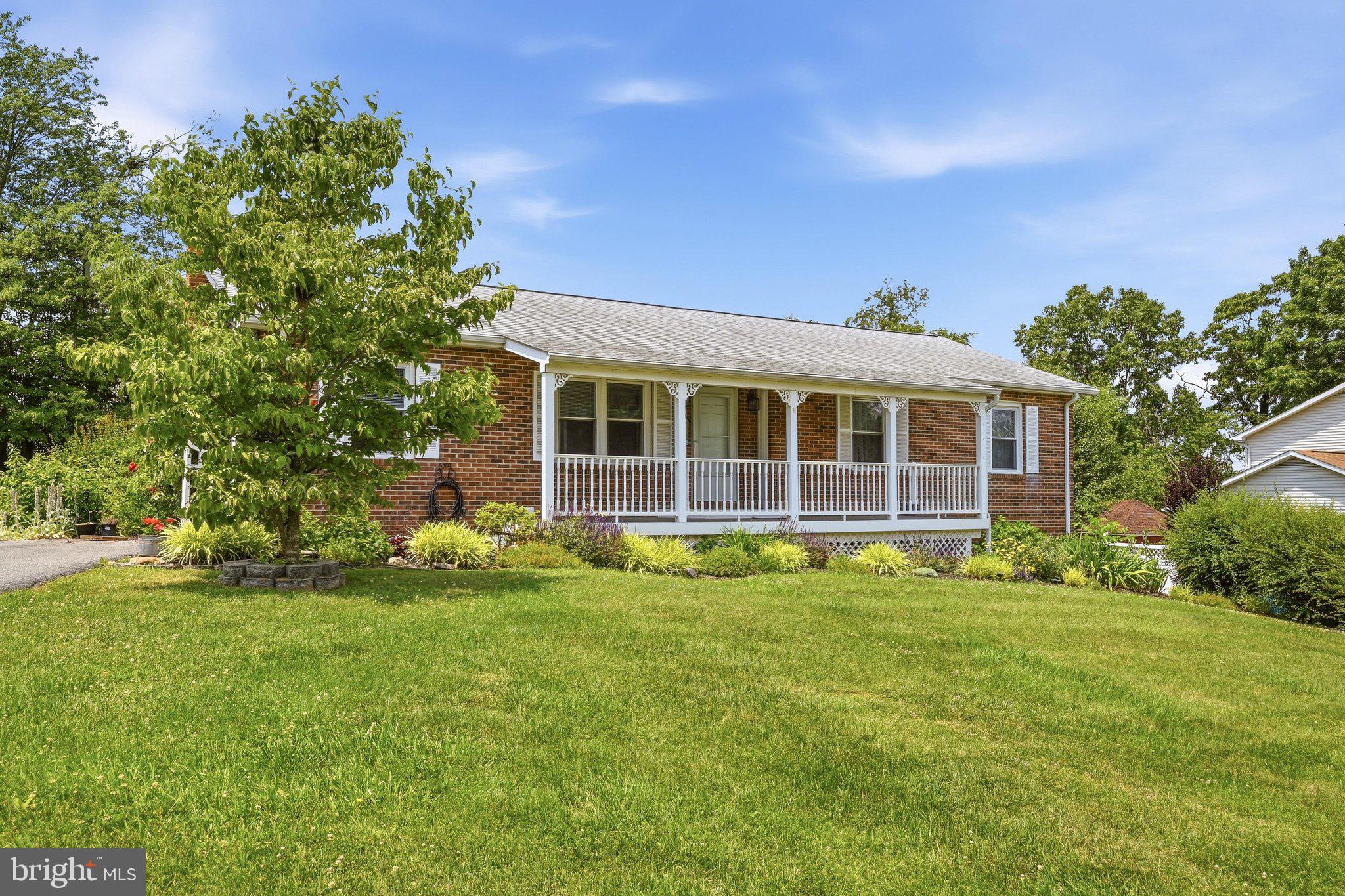 11 ASHLAWN COURT
