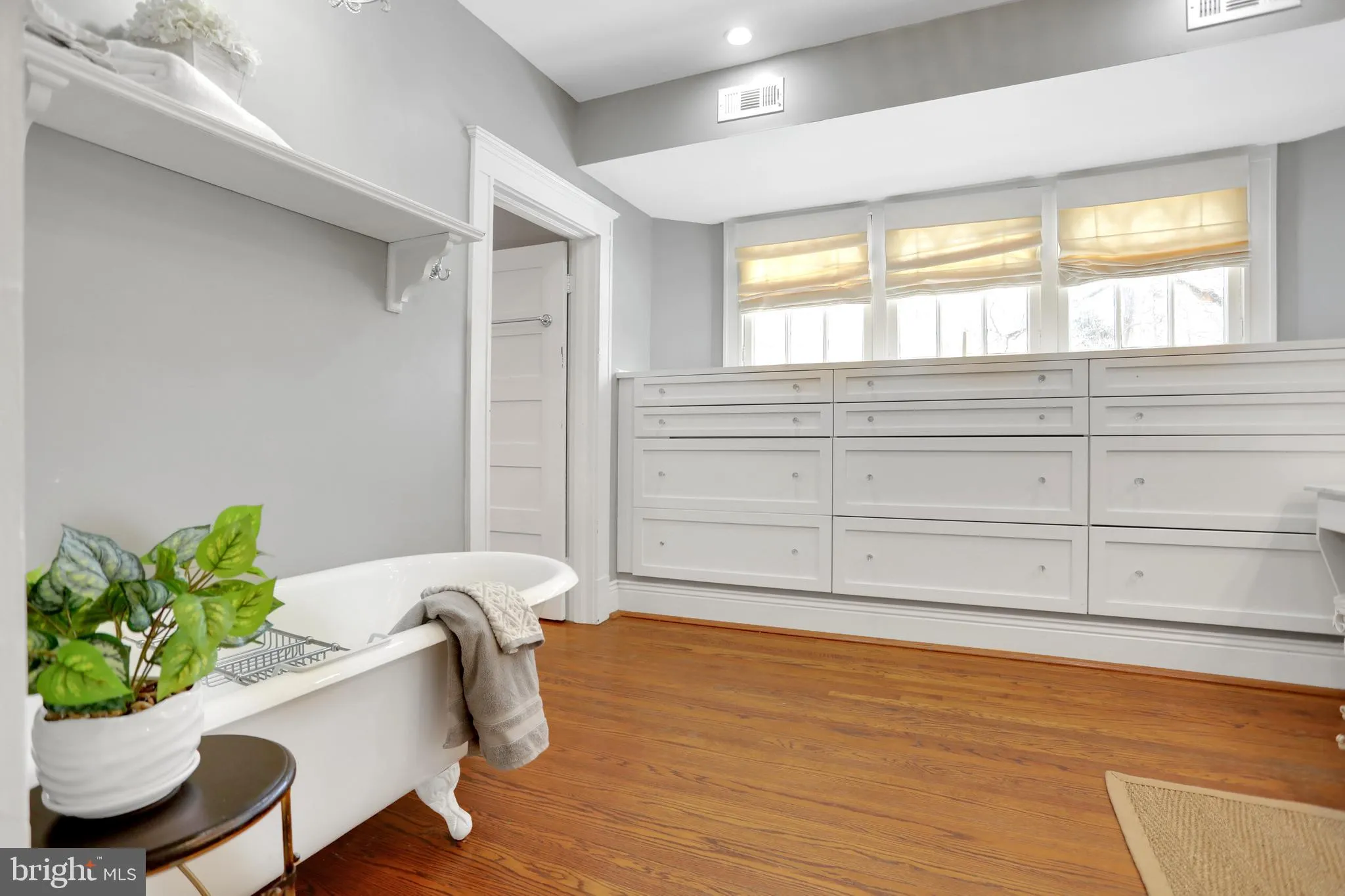 Baltimore, Maryland 21210, United States, 6 Bedrooms Bedrooms, ,5 BathroomsBathrooms,Residential,Pending,24322