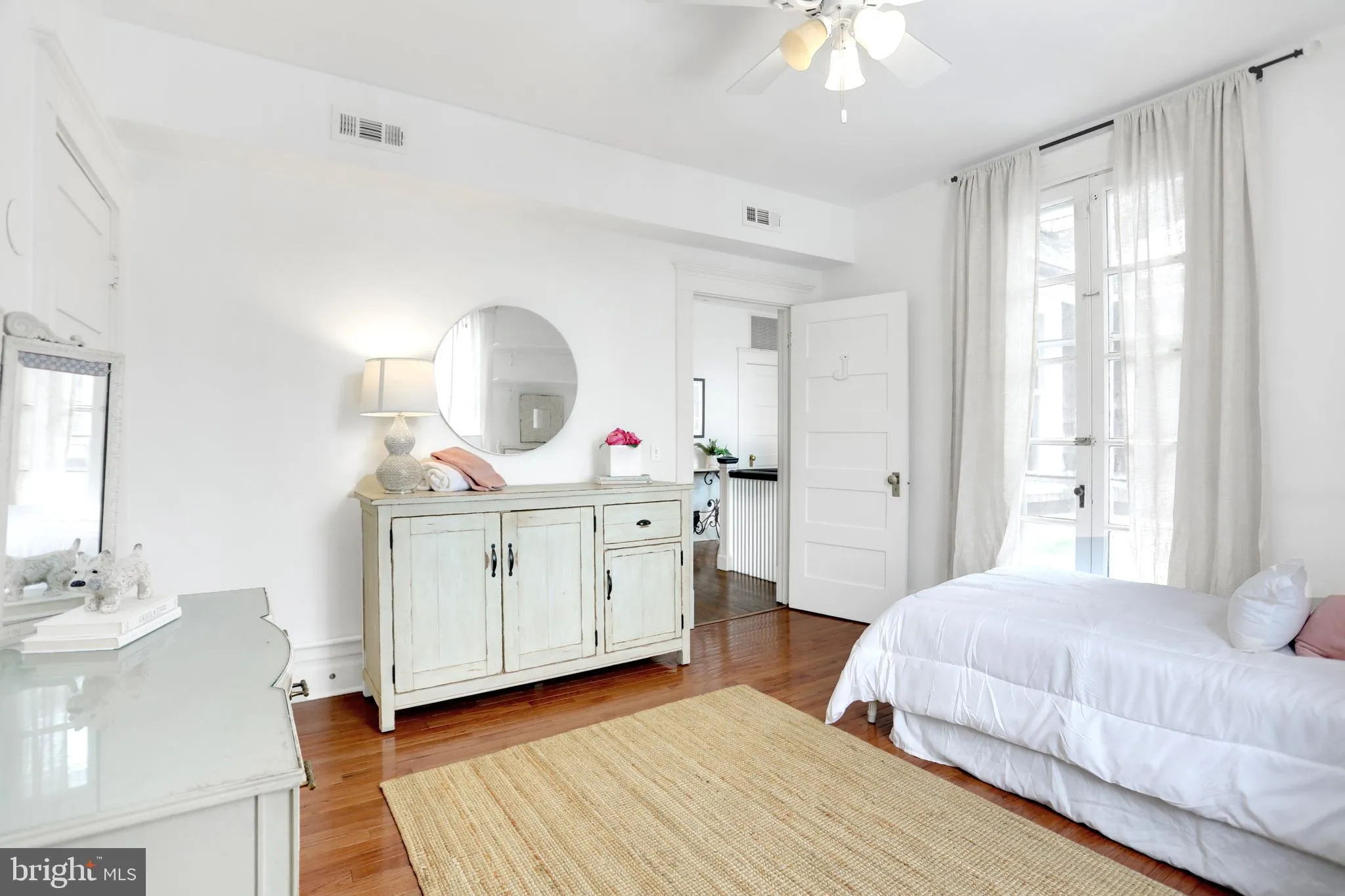 Baltimore, Maryland 21210, United States, 6 Bedrooms Bedrooms, ,5 BathroomsBathrooms,Residential,Pending,24322