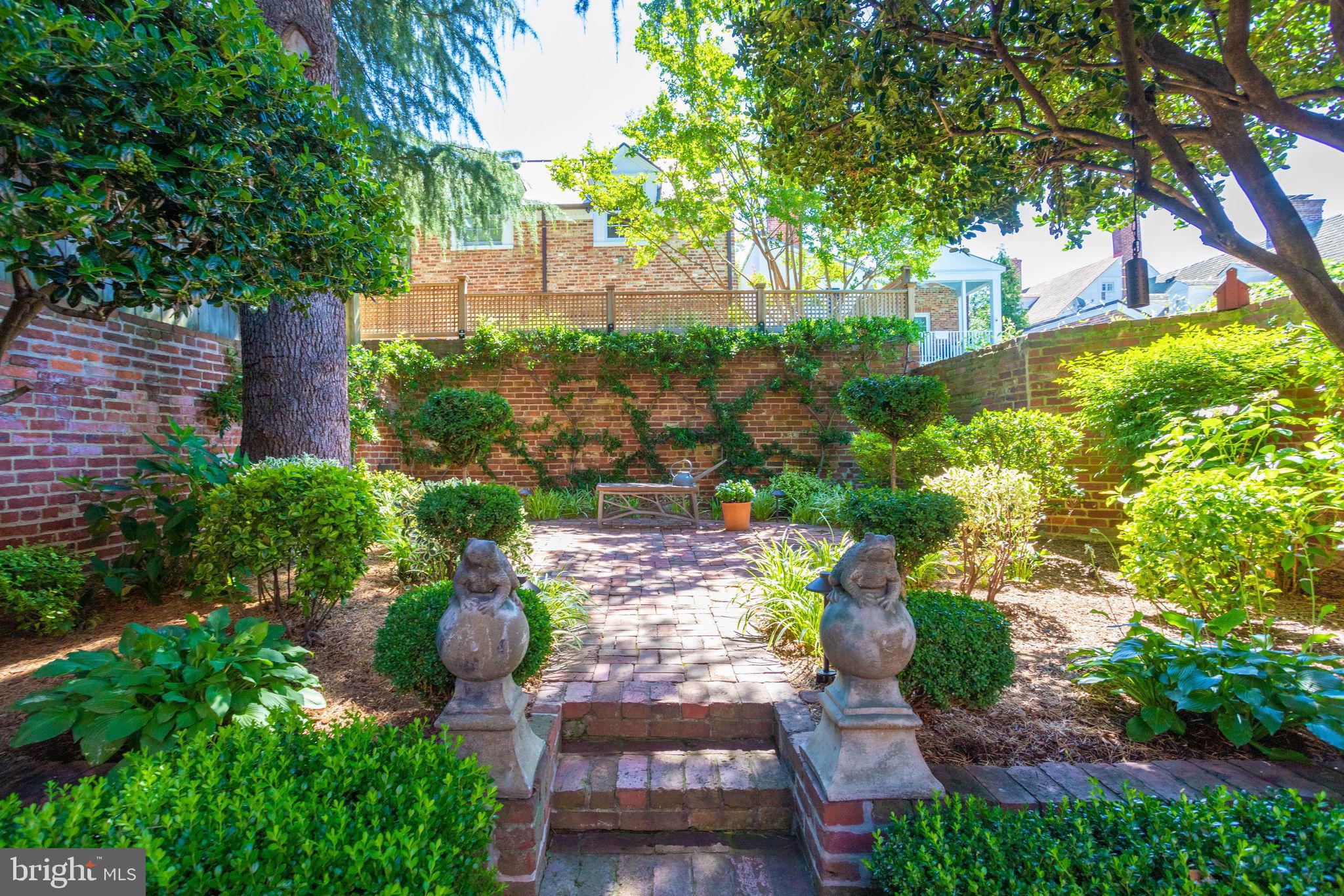 OLD TOWN ALEXANDRIA - Residential