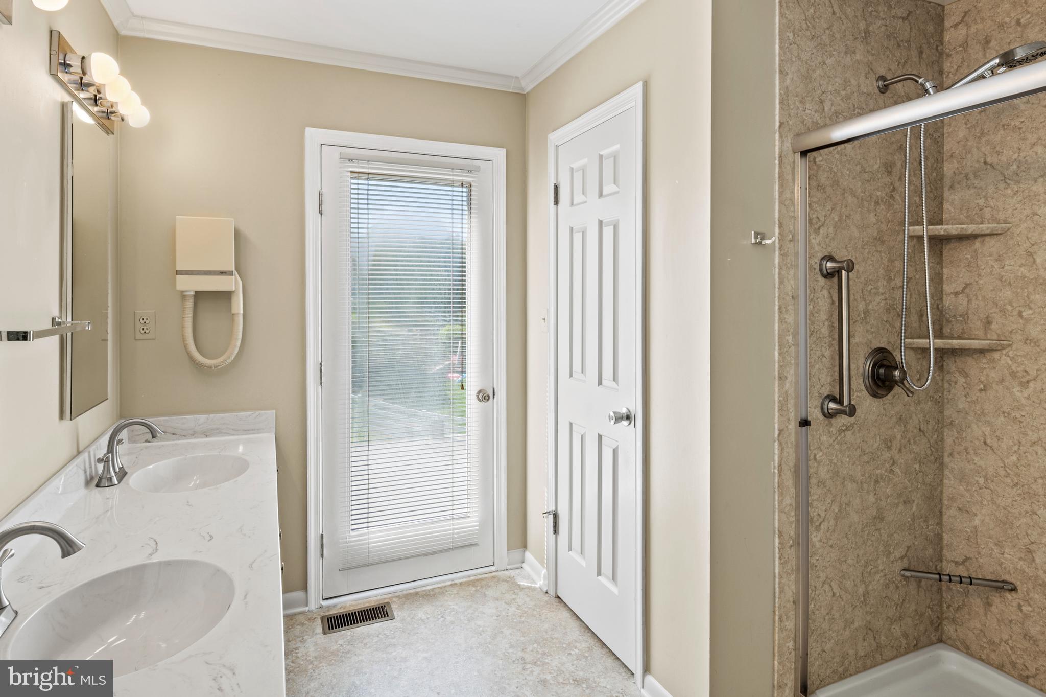 HUNTERS RUN - Residential