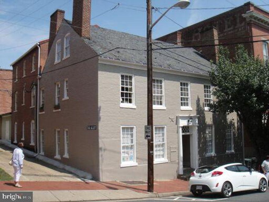 AMAZING LOCATION /GREAT LOCATION - IN THE HEART OF DOWNTOWN FREDERICKSBURG! THREE BLOCKS FROM THE VRE TRAIN STATION. ONE BEDROOM, ONE BATHROOM, HARDWOOD FLOORS, FULL UPDATED KITCHEN. LOTS OF BEAUTIFUL LIGHT DUE TO MANY WINDOWS,  NO PETS ALLOWED.  ADDITIONAL STORAGE IN BASEMENT. BUILDING BEAUTIFULLY UPDATED AND PART OF HISTORIC FREDERICKSBURG AREA. WALKING DIDSTANCE TO RESTAURANT ROW, SHOPPING, RAPPAHANNOCK RIVER AND LIBRARY
WASHER/DRYER IN BASEMENT!                    RENT INCLUDES WATER, SEWER & TRASH!