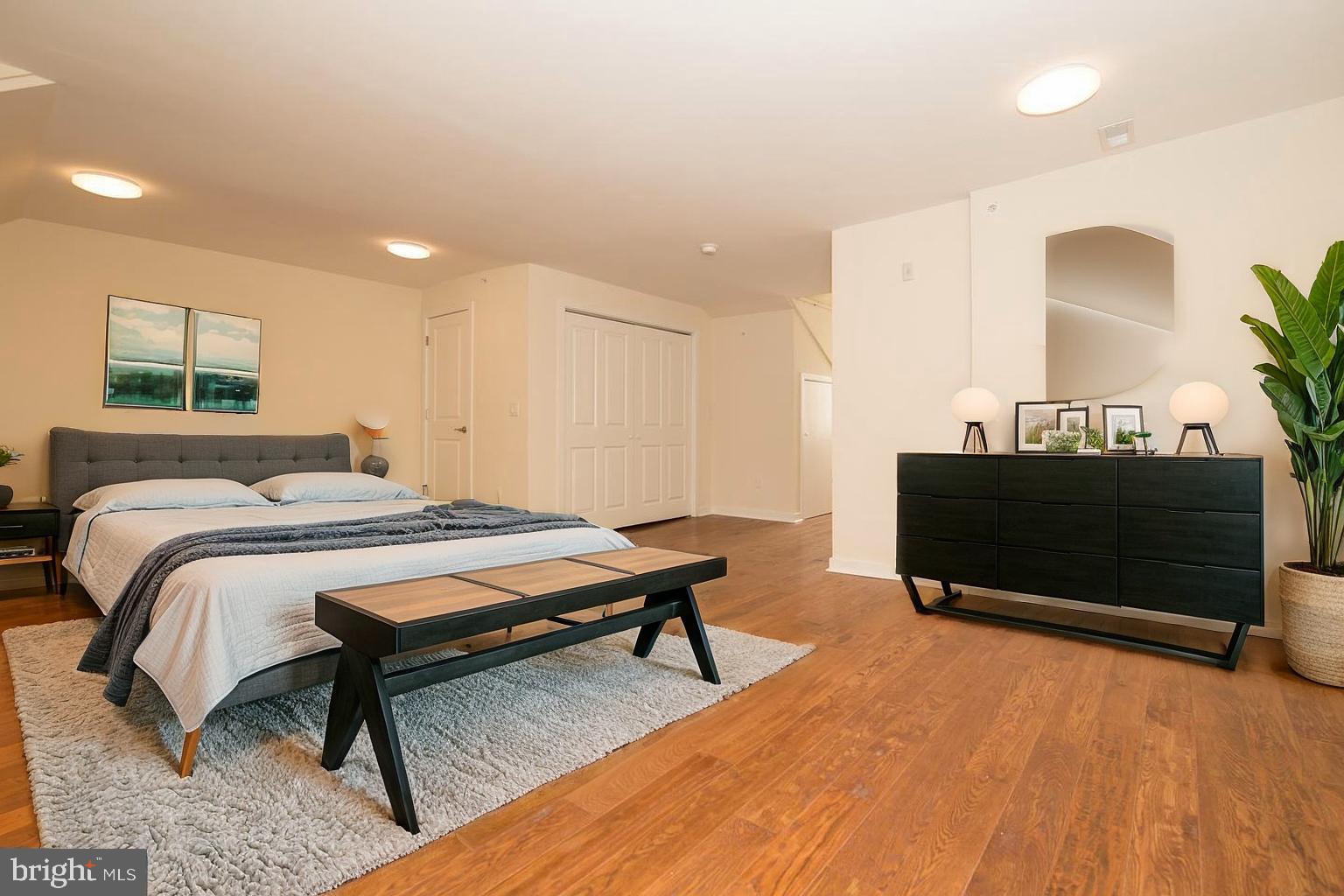 SOCIETY HILL - Residential Lease