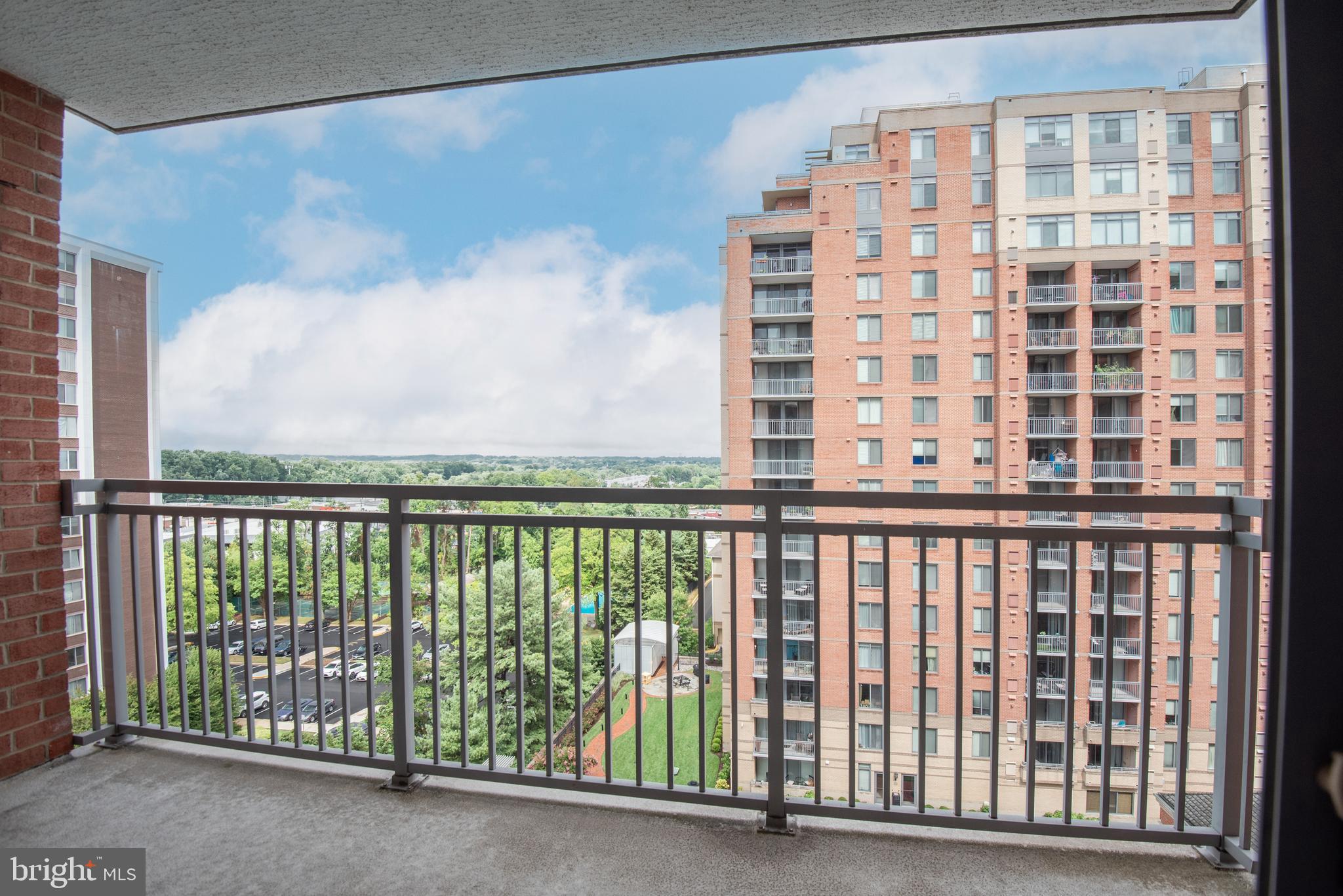 GALLERY AT WHITE FLINT - Residential
