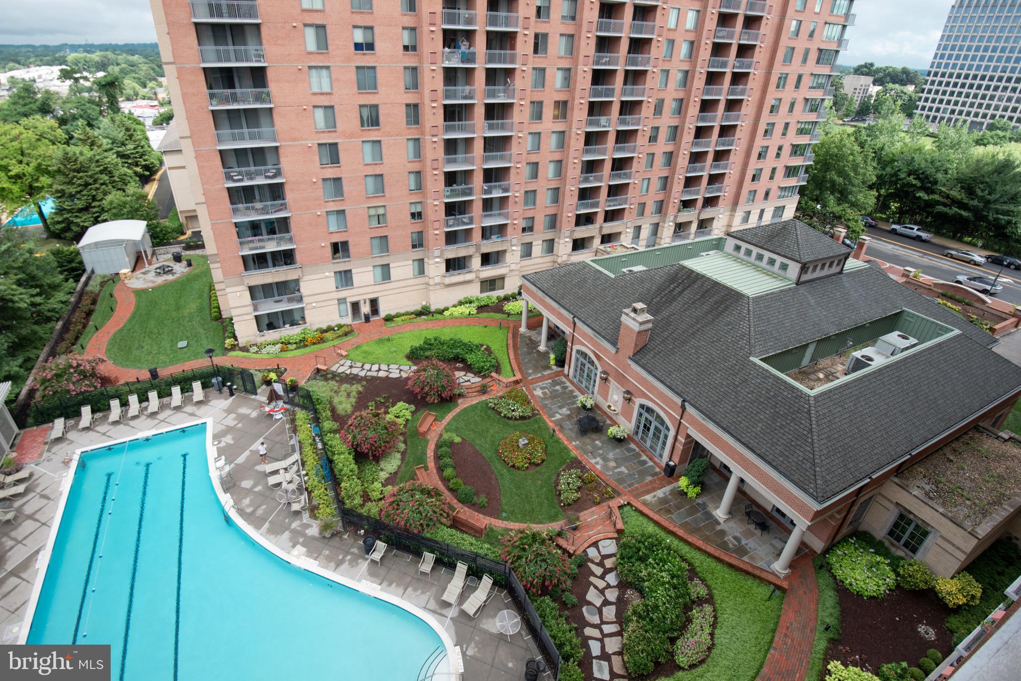 GALLERY AT WHITE FLINT - Residential