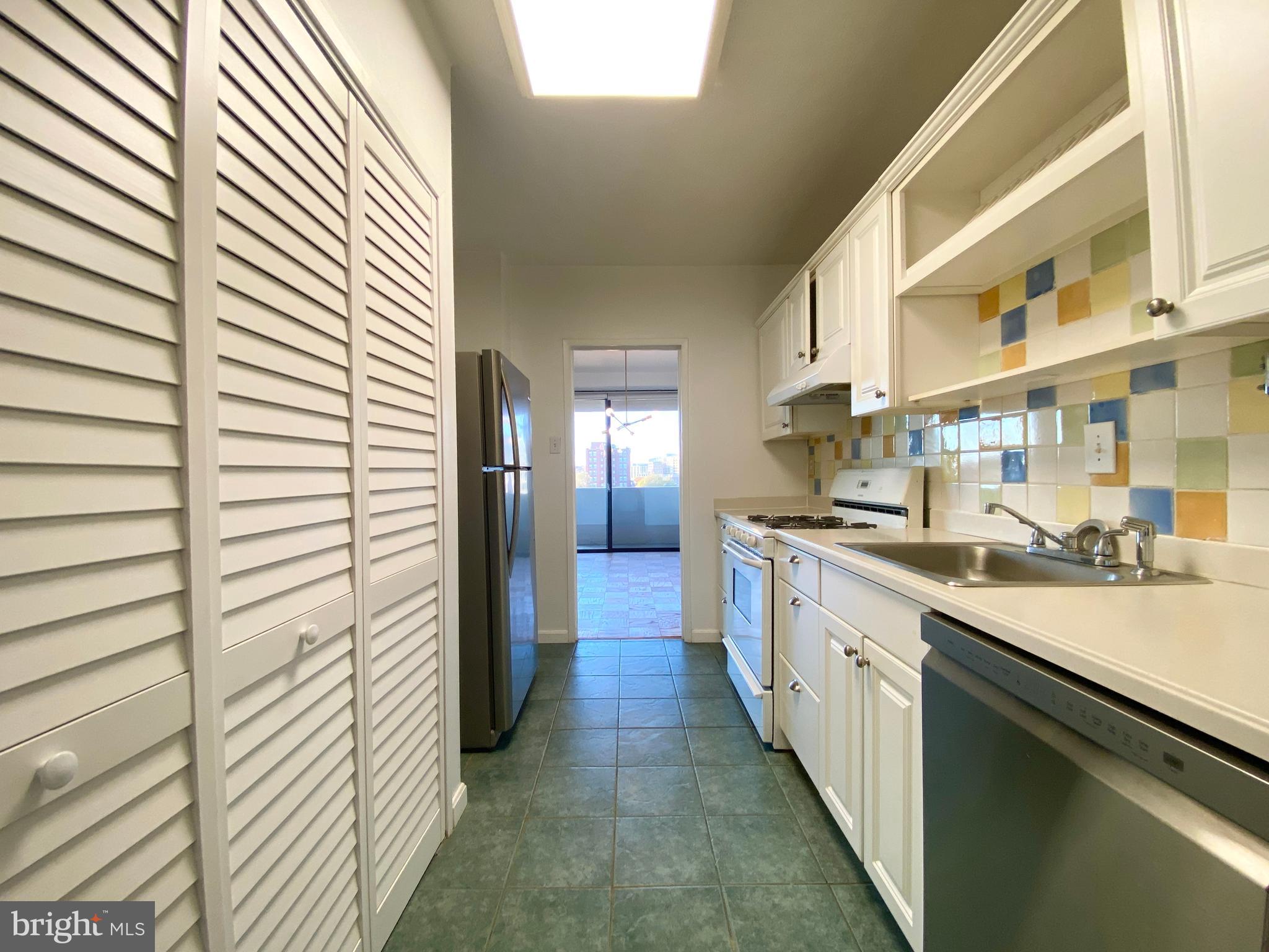 HYDE PARK - Residential Lease