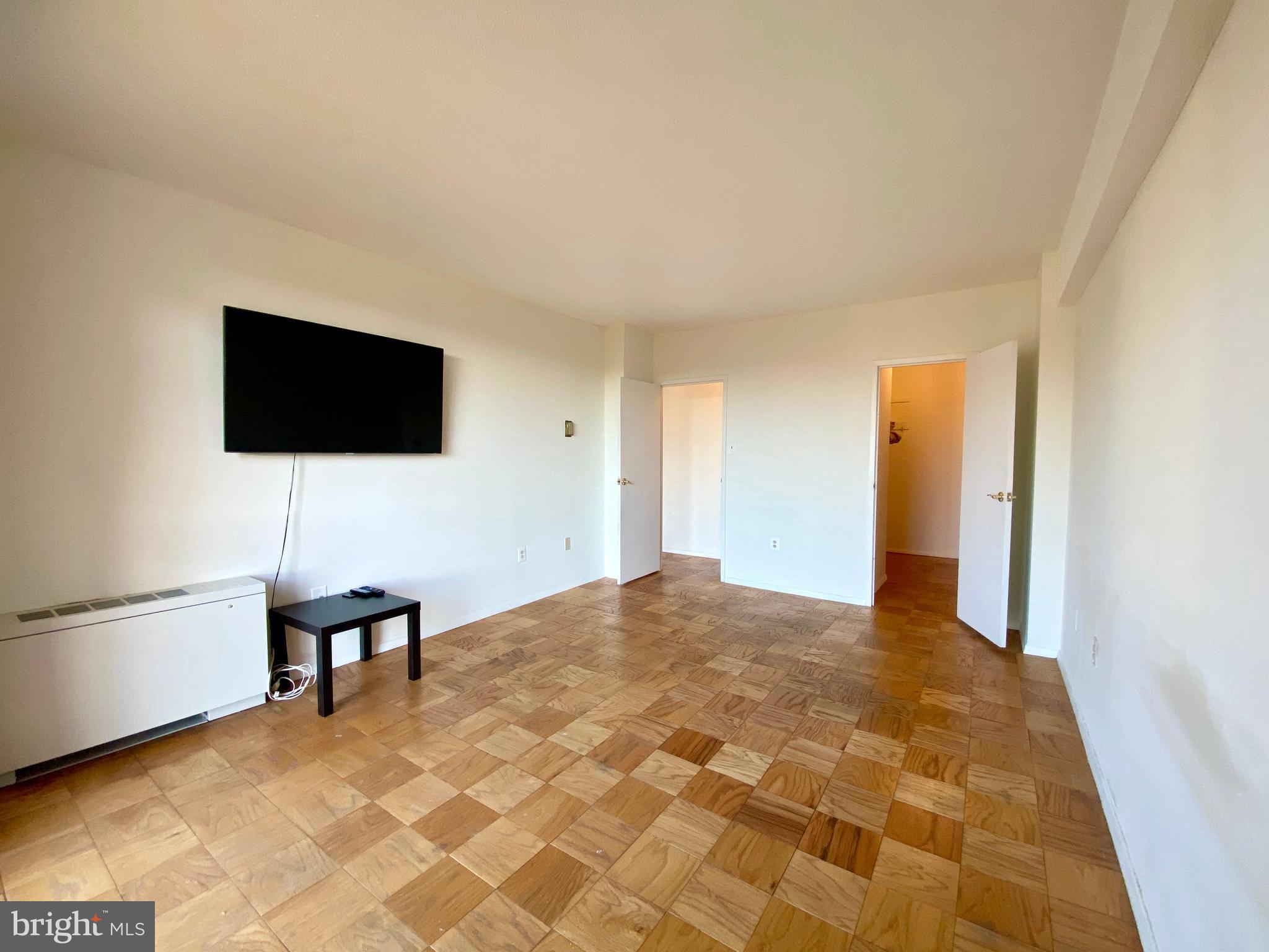 HYDE PARK - Residential Lease