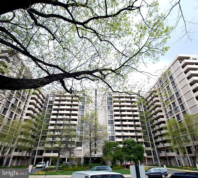 HYDE PARK - Residential Lease