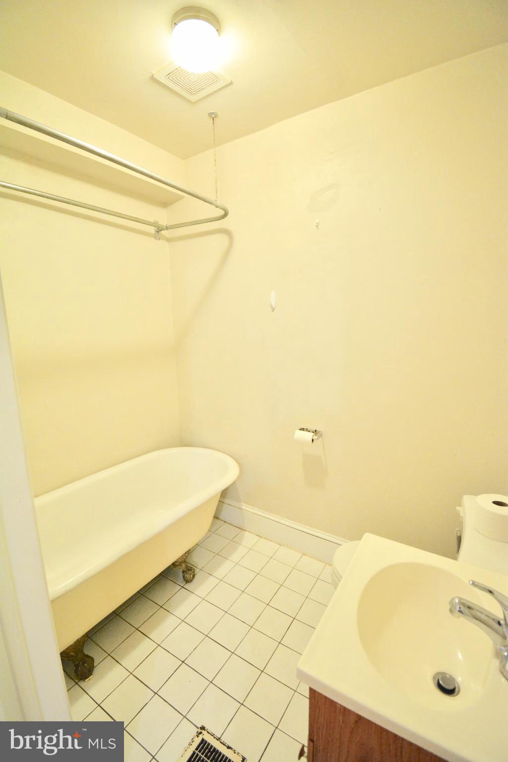 EAST FALLS - Residential Lease