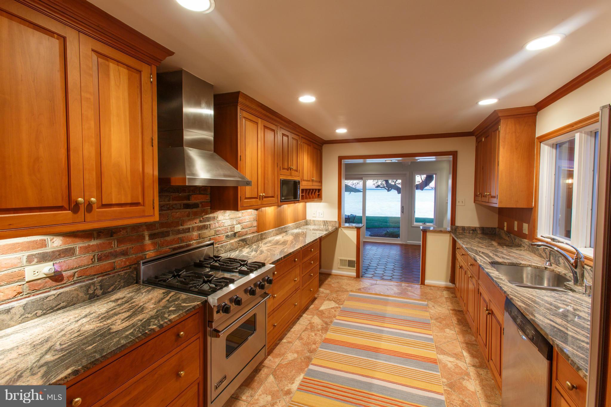 QUEEN ANNE COLONY - Residential