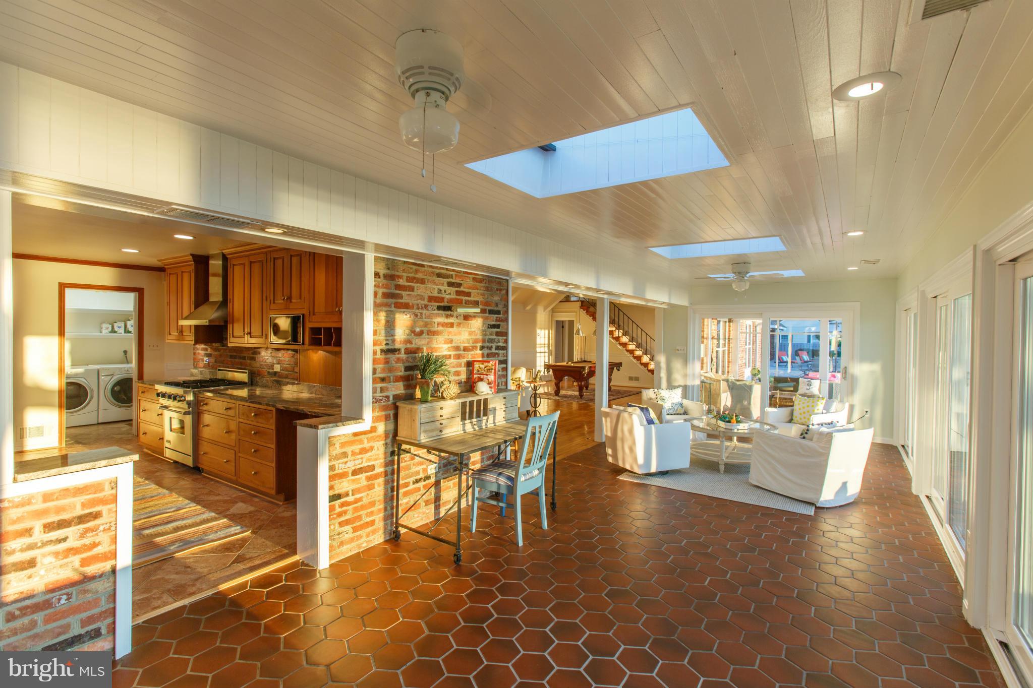 QUEEN ANNE COLONY - Residential