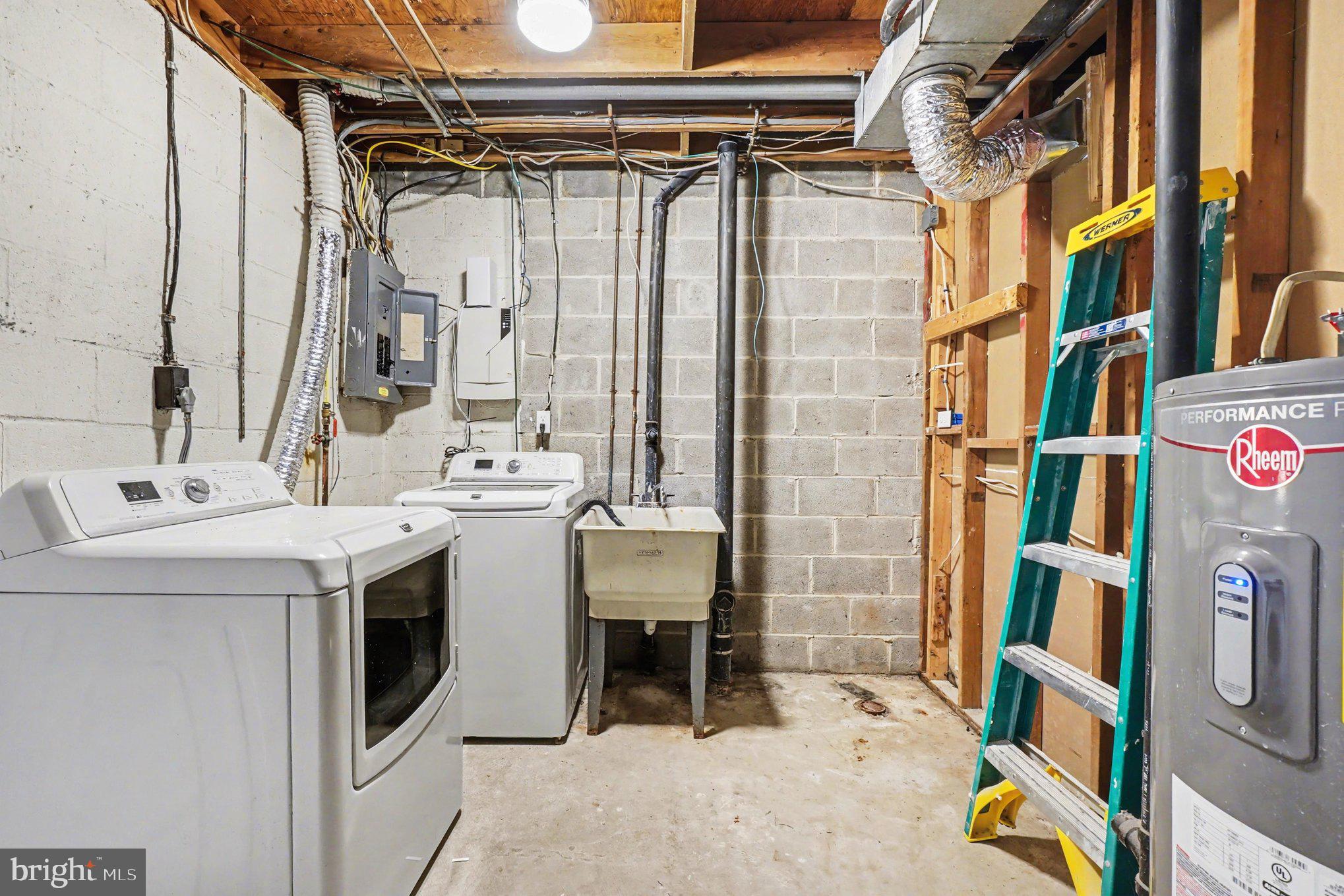 SEVEN COURTS - Residential