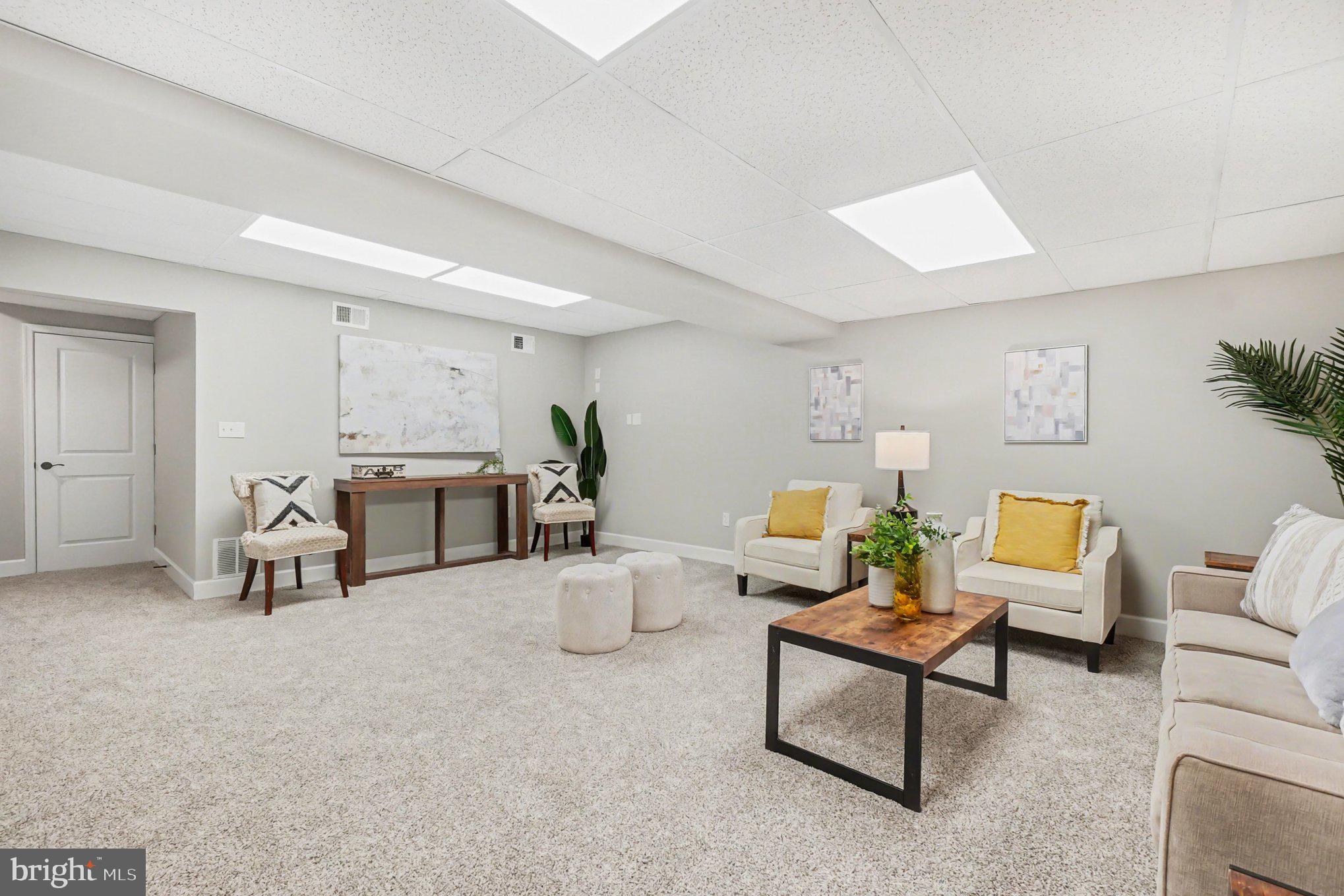 SEVEN COURTS - Residential