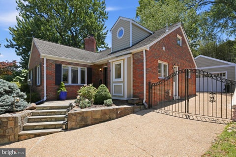 Photo of 414 Skyhill Road, ALEXANDRIA, VA 22314 (MLS # VAAX2063392)