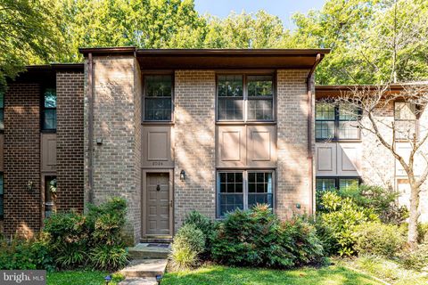 2024 HEADLANDS CIRCLE RESTON VA 20191