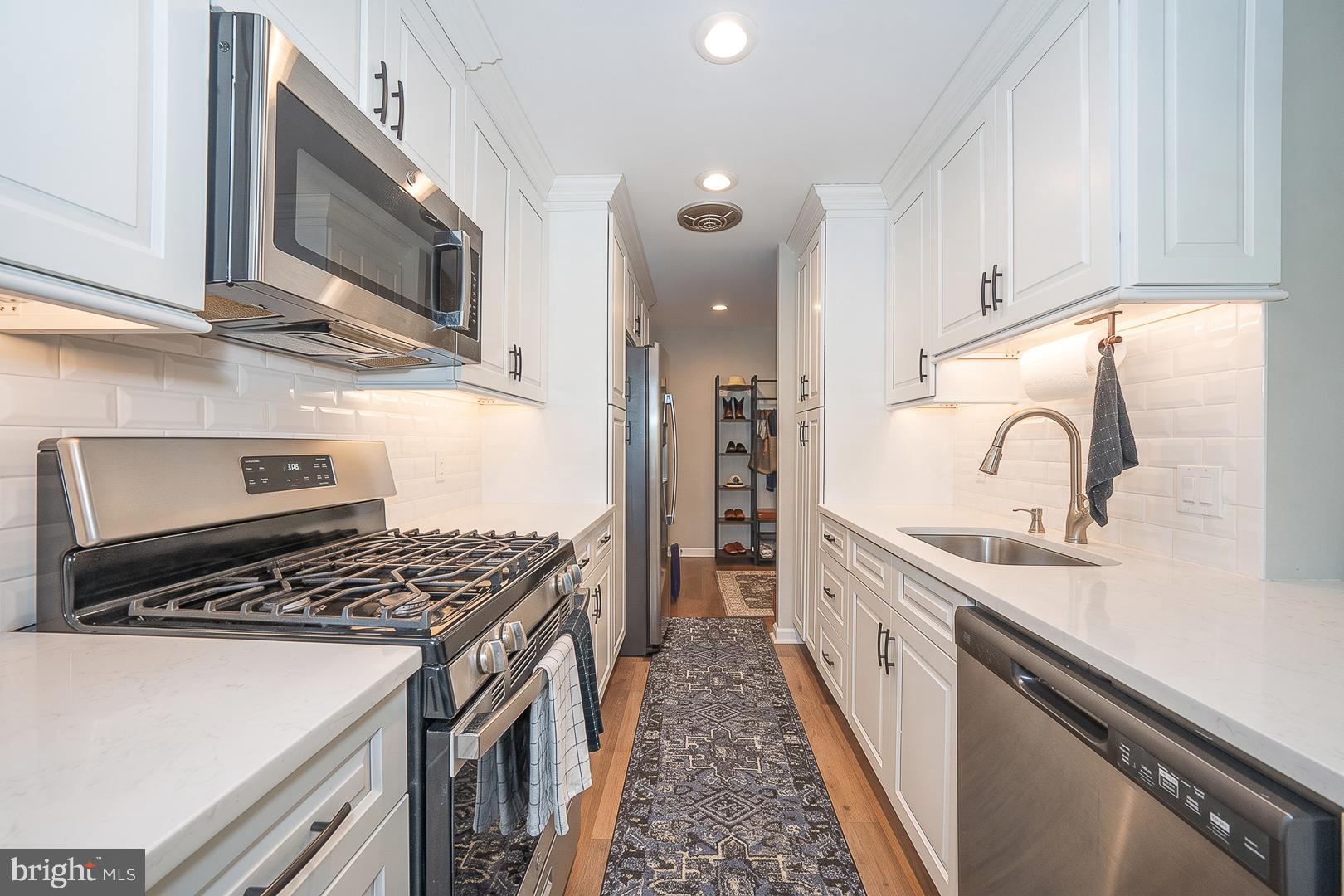 1650 OAKWOOD DRIVE E221