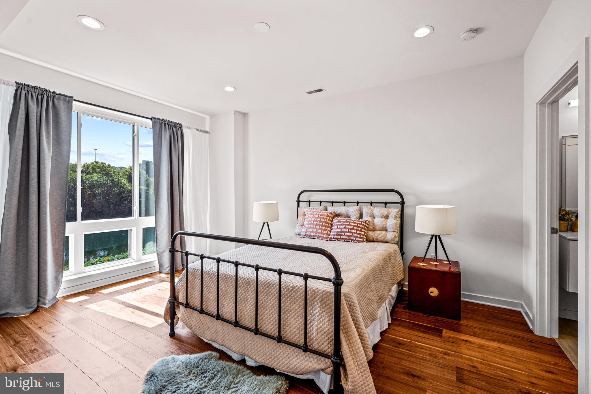 EAST FALLS - Residential