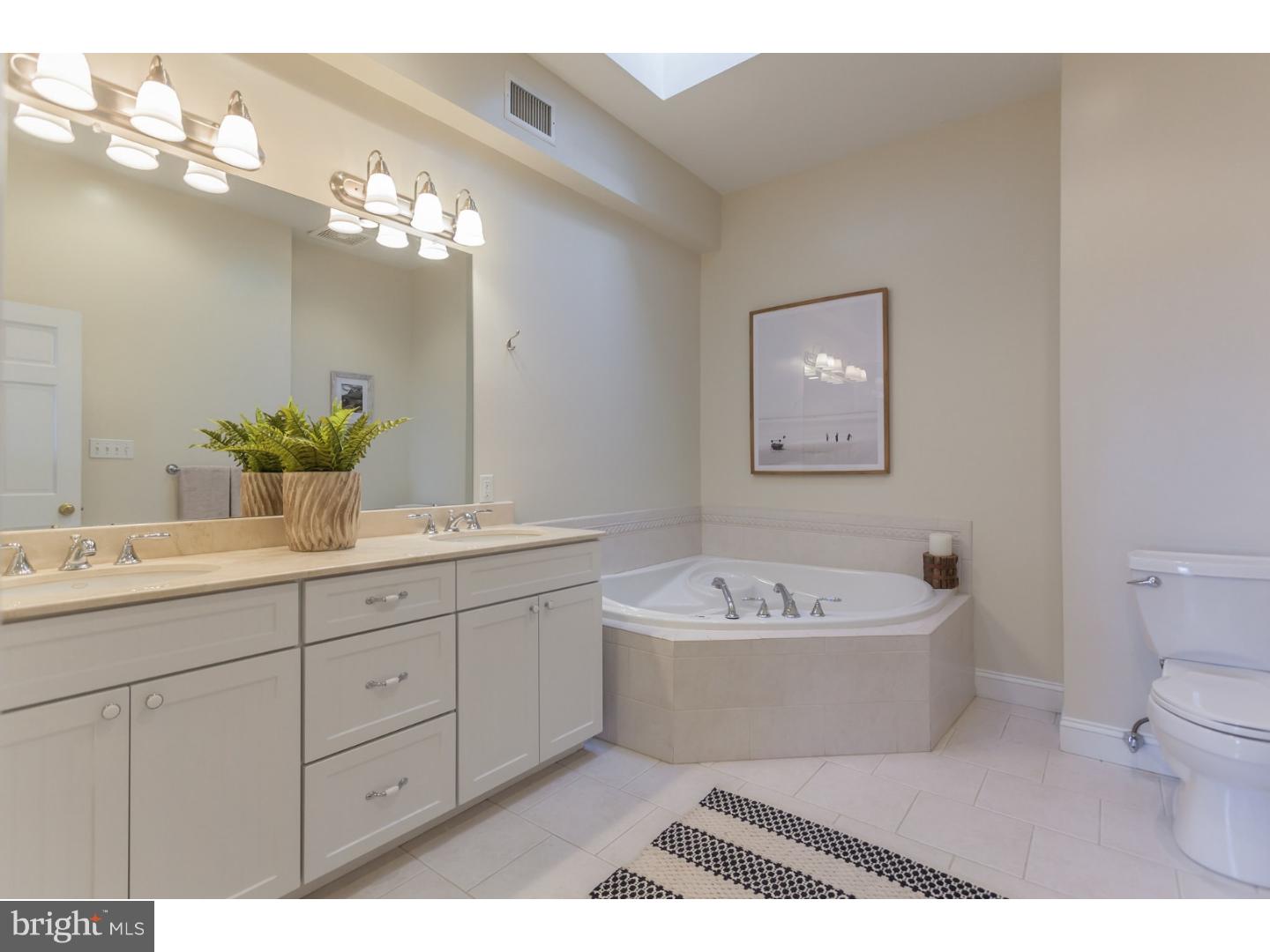 QUEEN VILLAGE - Residential