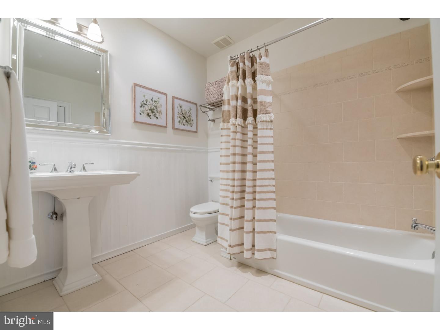 QUEEN VILLAGE - Residential