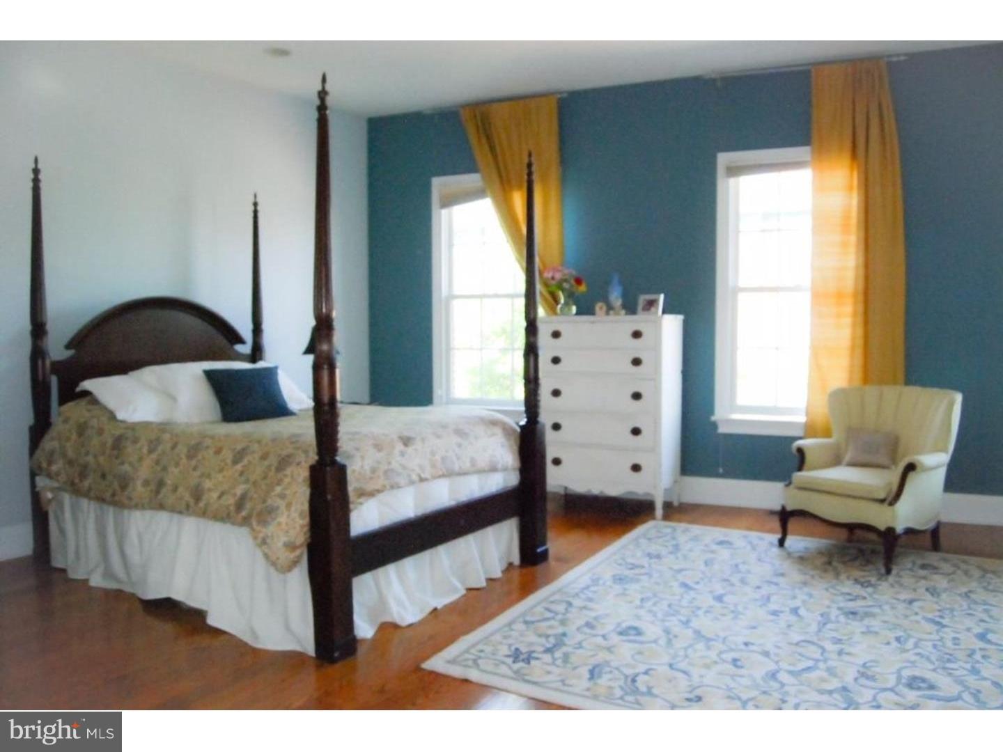 QUEEN VILLAGE - Residential