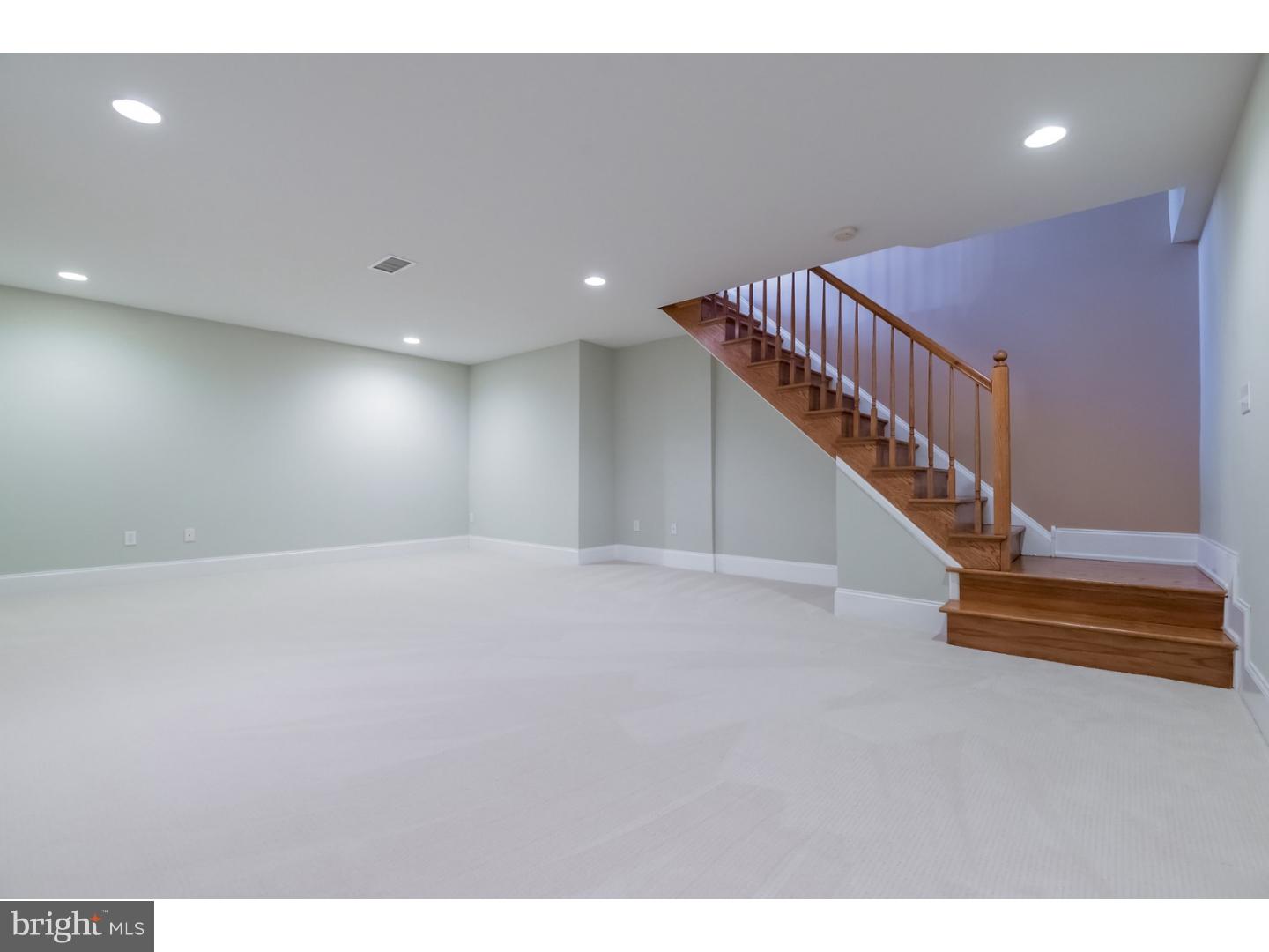 QUEEN VILLAGE - Residential