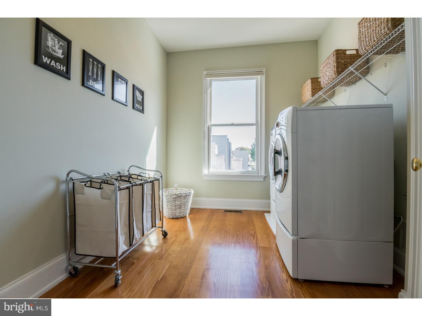 QUEEN VILLAGE - Residential