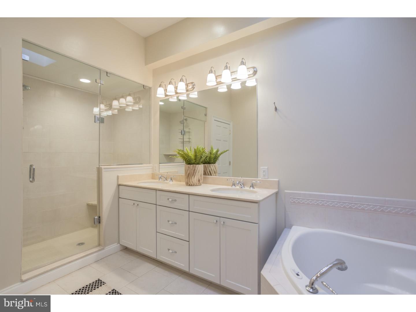 QUEEN VILLAGE - Residential