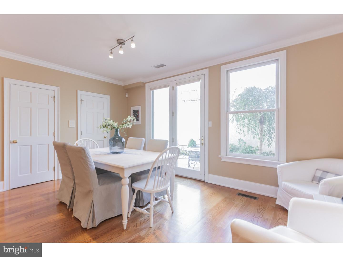 QUEEN VILLAGE - Residential