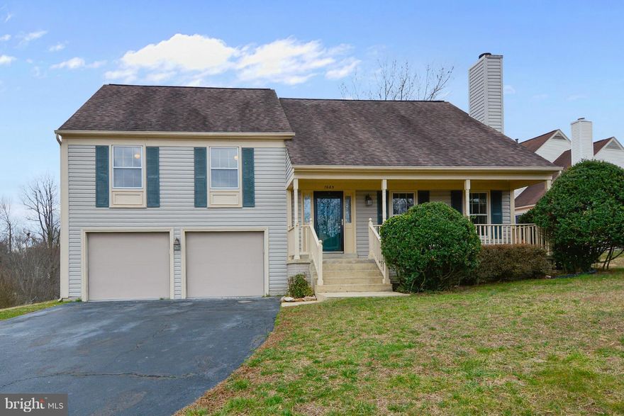 Fantastic Home, upgraded thru-out and situated on a quiet Cul-D-Sac lot: Gleaming hdwd flrs,bright Eat-in kitchen w/ SS Appls,Brkfst nook & Kraftmaid cabinets,Master Suite w/ walk-in closet,Fam Rm w/ 2 story vaulted ceilings, New Kitchen, New all Baths, Gas FP,Lwr Lvl Rec Rm & Storage,Deck! Excellent location, close to Park & Ride w/ Express Bus to Pentagon! Top Schools
