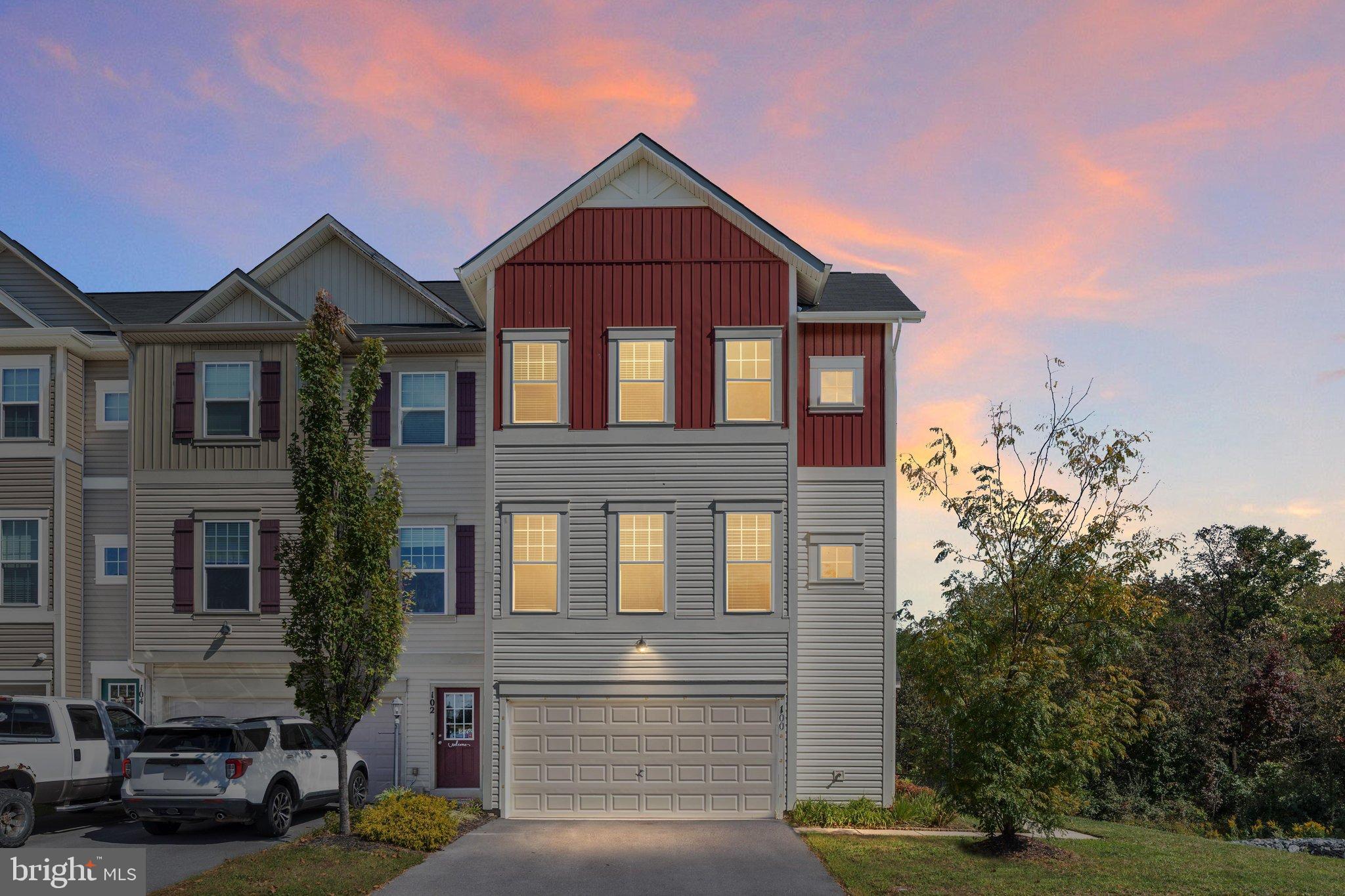 100 SPLENDOR GARDEN WAY