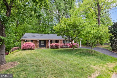 Photo of 4205 Breezewood Lane, ANNANDALE, VA 22003 (MLS # VAFX2305208)