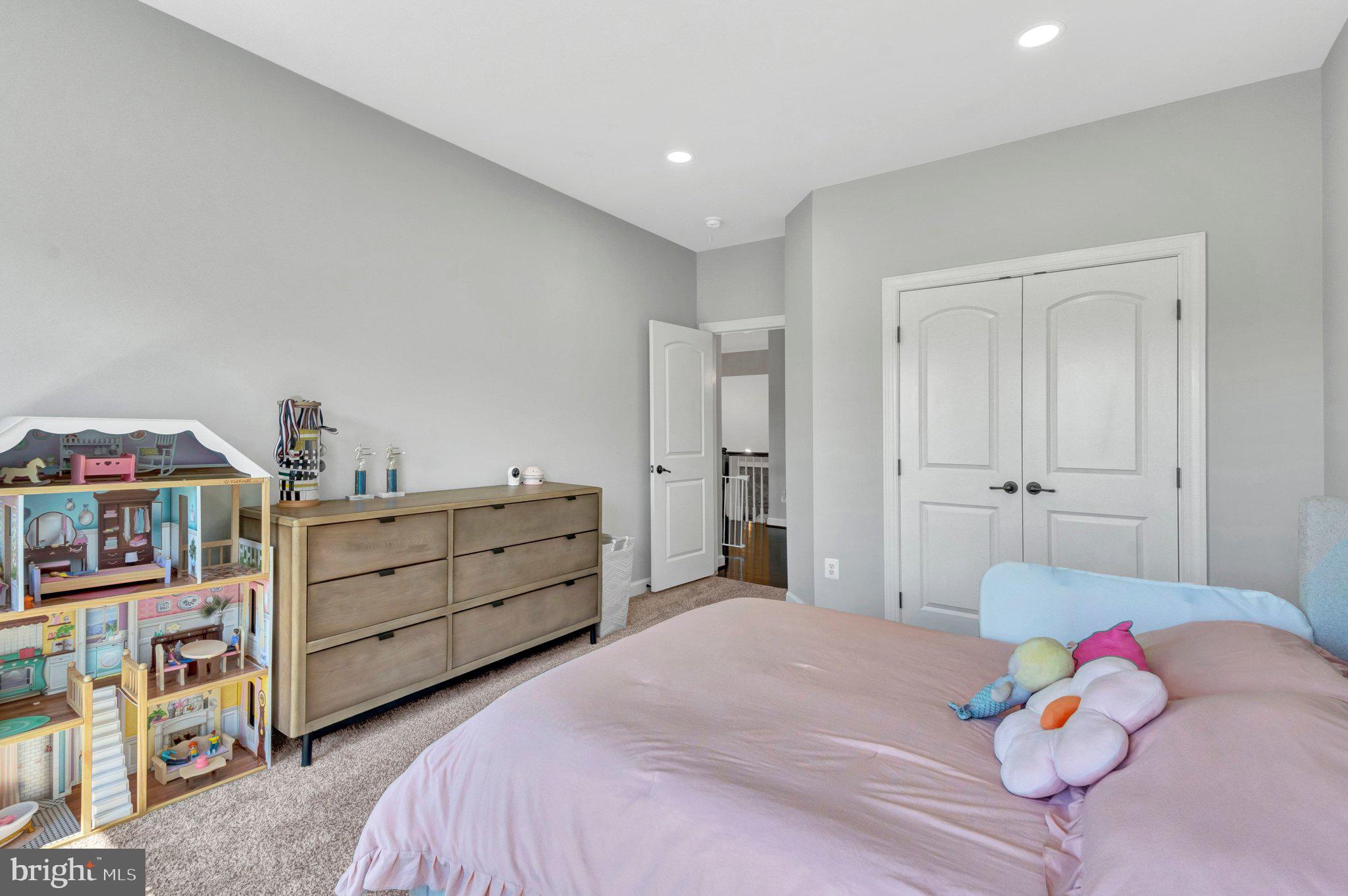 KENSINGTON MANOR - Residential