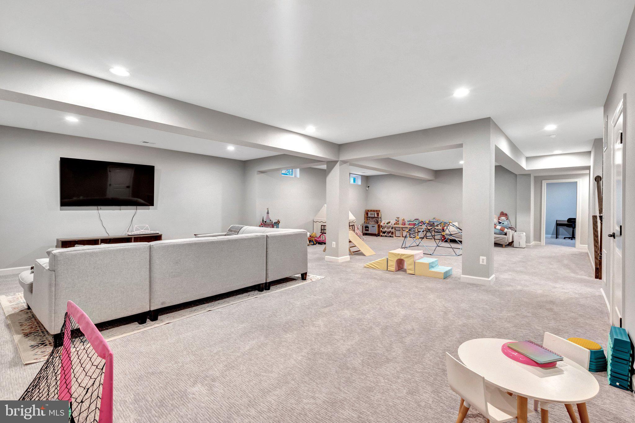 KENSINGTON MANOR - Residential