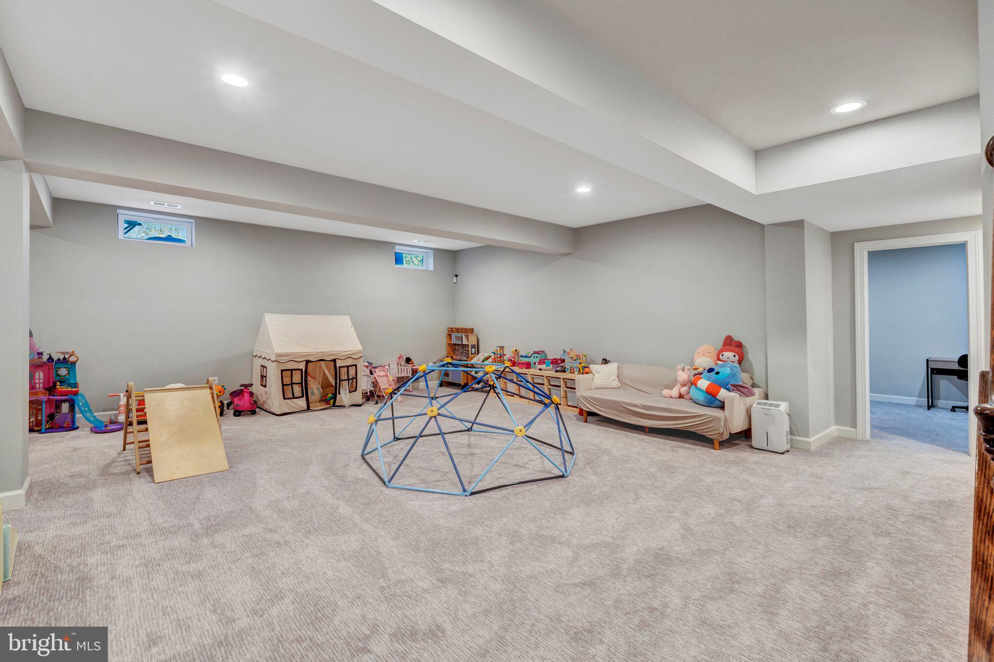 KENSINGTON MANOR - Residential