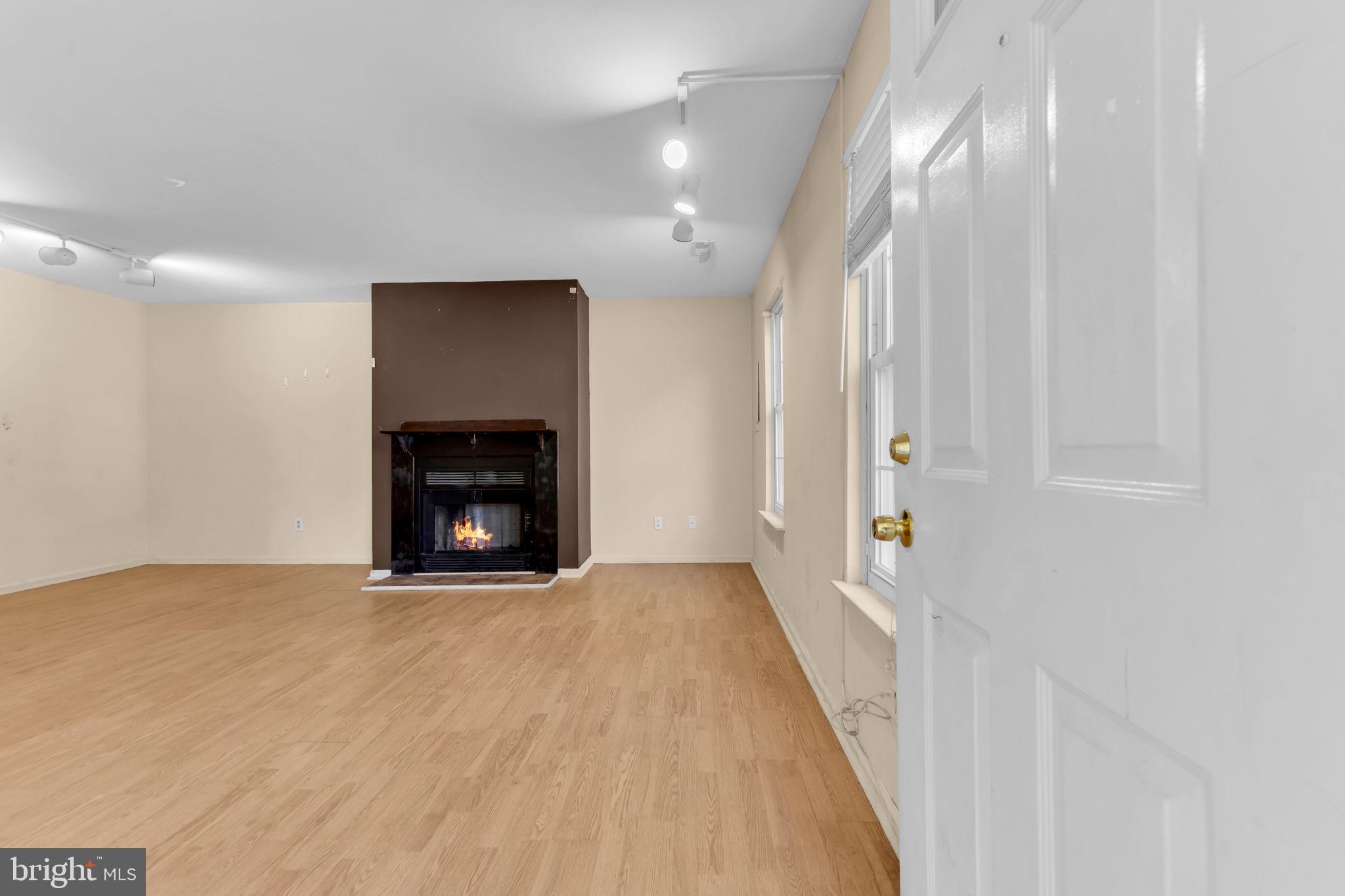 1806 HUNTINGDON MEWS