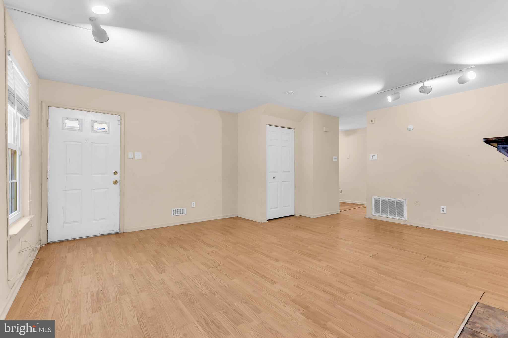 1806 HUNTINGDON MEWS