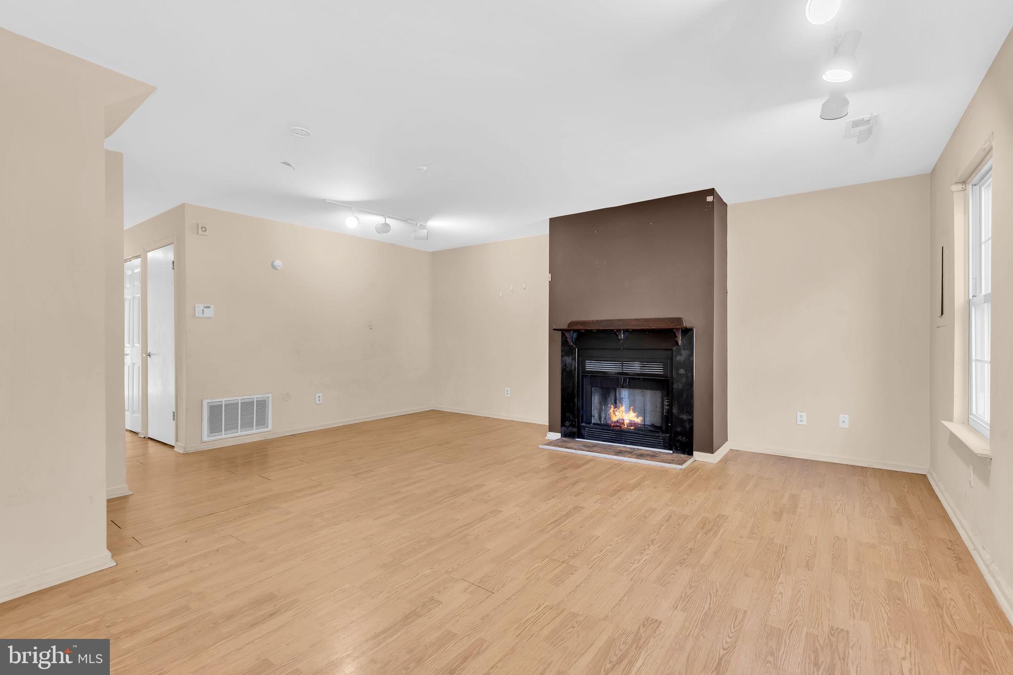 1806 HUNTINGDON MEWS