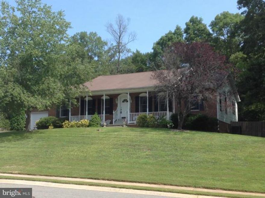 Well Kept Rambler in sought after Kings Grant. Home features 3 bedrooms all w/ ceiling fans.  Large Master w/ walk-in closet, vaulted ceilings, & large master bath. Master Bath has stand up shower along w/ separate tub & dual sinks. Kitchen has cook top/oven island, granite countertops, & room for table.  Fenced in backyard w/ 2 separate patio areas and a deck.Price improvement