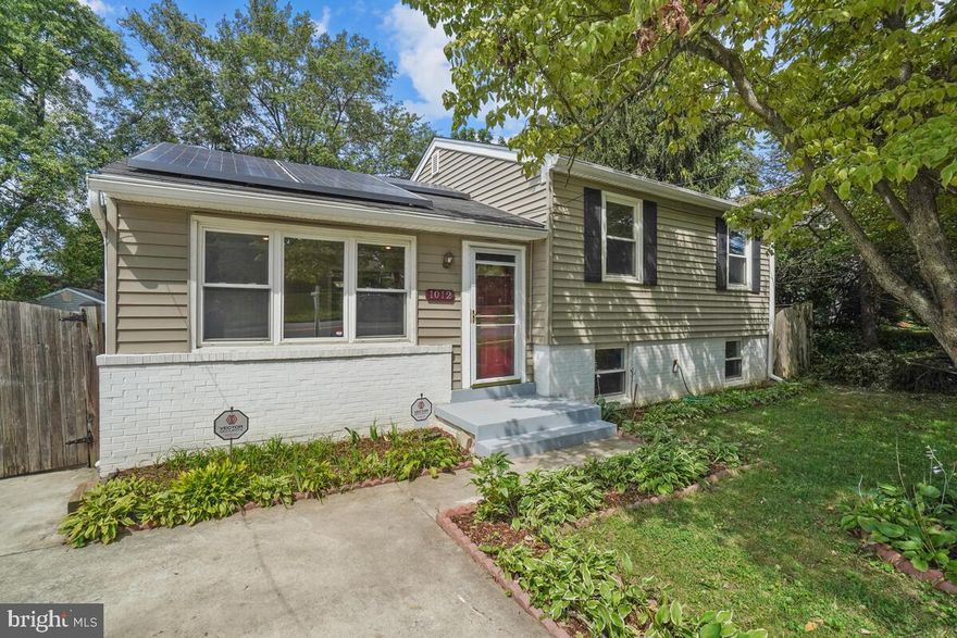 Beautiful 5 bedrooms, 2 bath single family home with hdwd floors, gourmet eat-in kitchen with granite counters, 42" custom maple cabinets, stainless steel appliances, front-load wash/dryer. Fully fenced with both side gates. Off-street parking, spacious backyard. Close to Rockville Metro, shopping, restaurants, and I-270. Good credit is required and No Pets. 
Please note Solar electricity and security monitoring included in the rent.