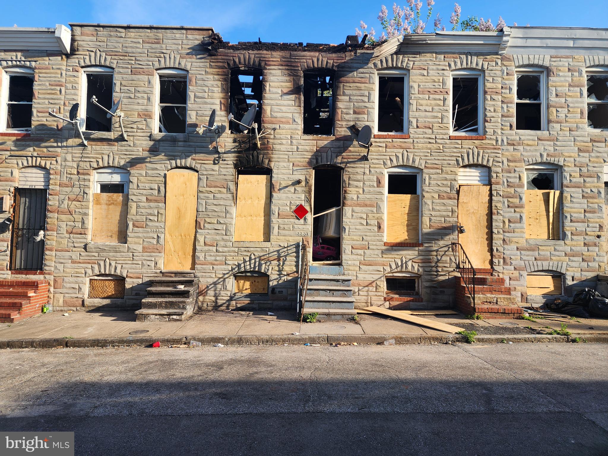 2 Story Townhouse located in the Carrollton Ridge area.
BLOCKS to Carroll Park, Carroll Park Golf Course, & Westside Shopping Center.
MINUTEs to Grace Medical Center.
Easy Access to Major Traffic Artery Wilkens Ave.