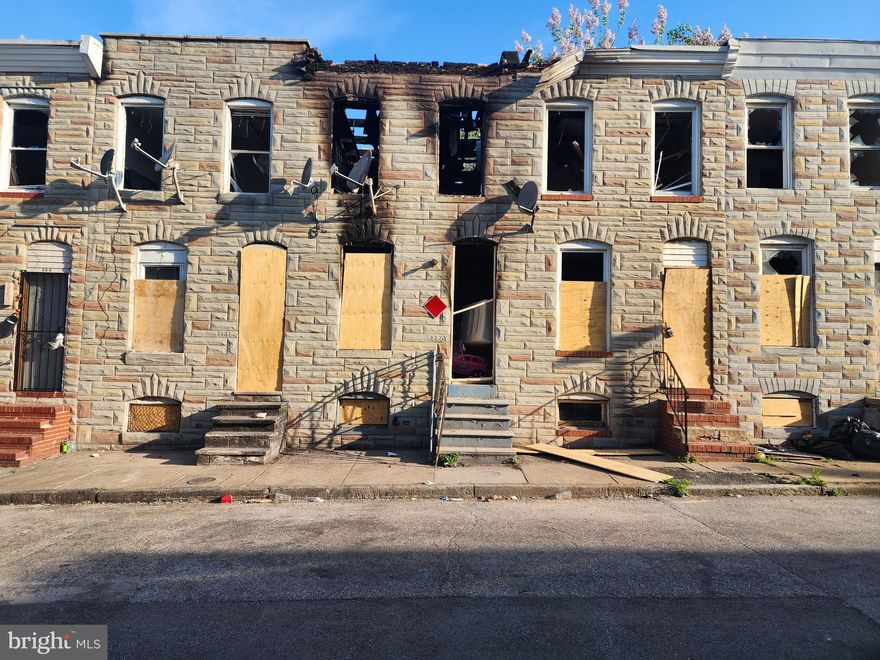 2 Story Townhouse located in the Carrollton Ridge area.
BLOCKS to Carroll Park, Carroll Park Golf Course, & Westside Shopping Center.
MINUTEs to Grace Medical Center.
Easy Access to Major Traffic Artery Wilkens Ave.