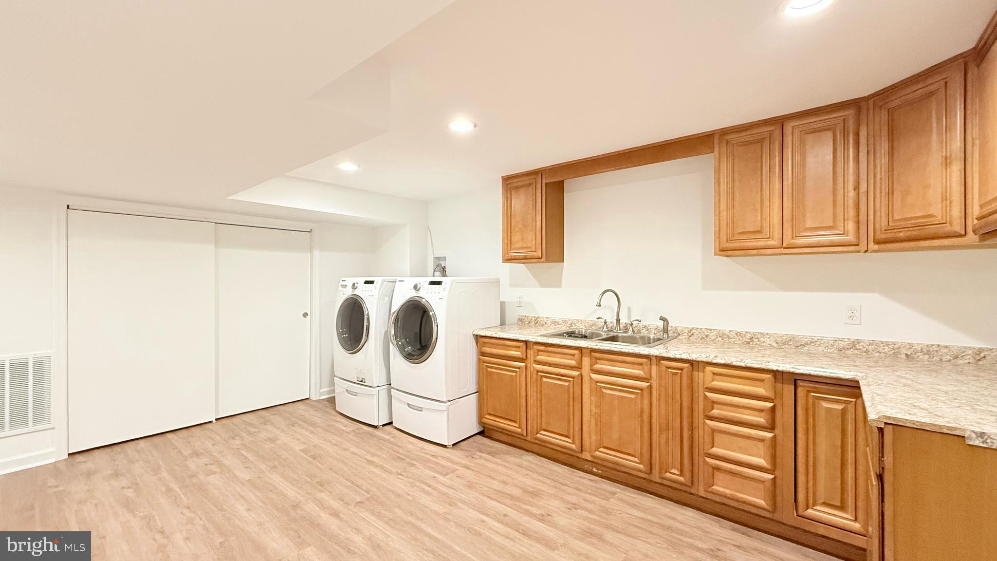 COUNTRY CLUB MANOR - Residential