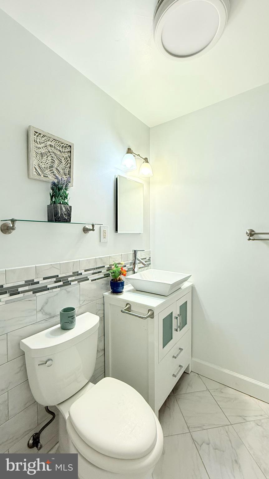 COUNTRY CLUB MANOR - Residential