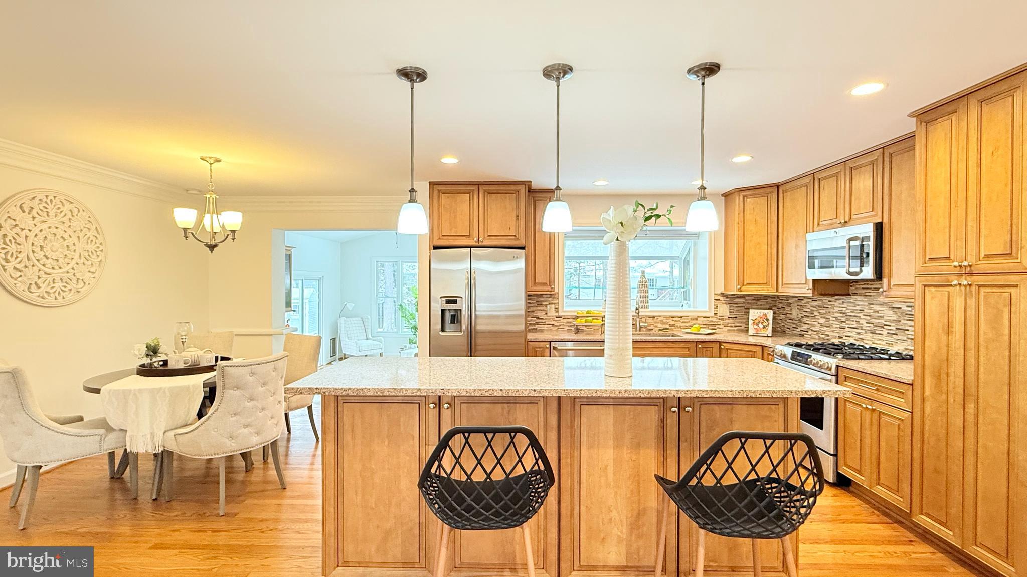 COUNTRY CLUB MANOR - Residential