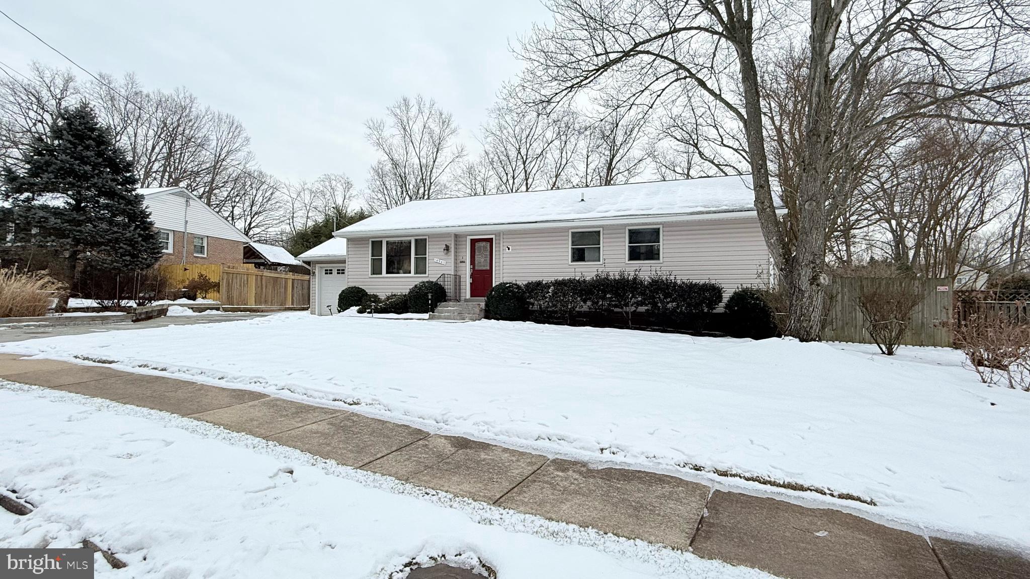 COUNTRY CLUB MANOR - Residential